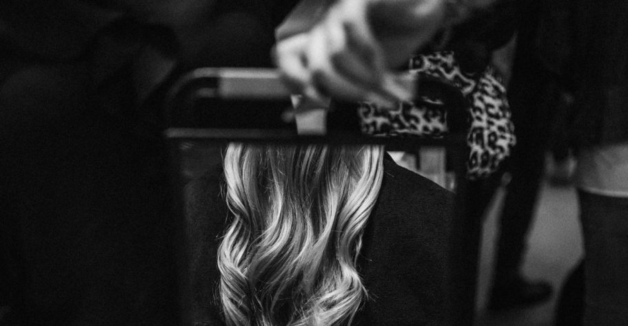 Friseurin in Schaumburg Die Kundin kann das Ergebnis im Spiegelsehen, wie schön Ihre gewellte Haarpracht aussehen.